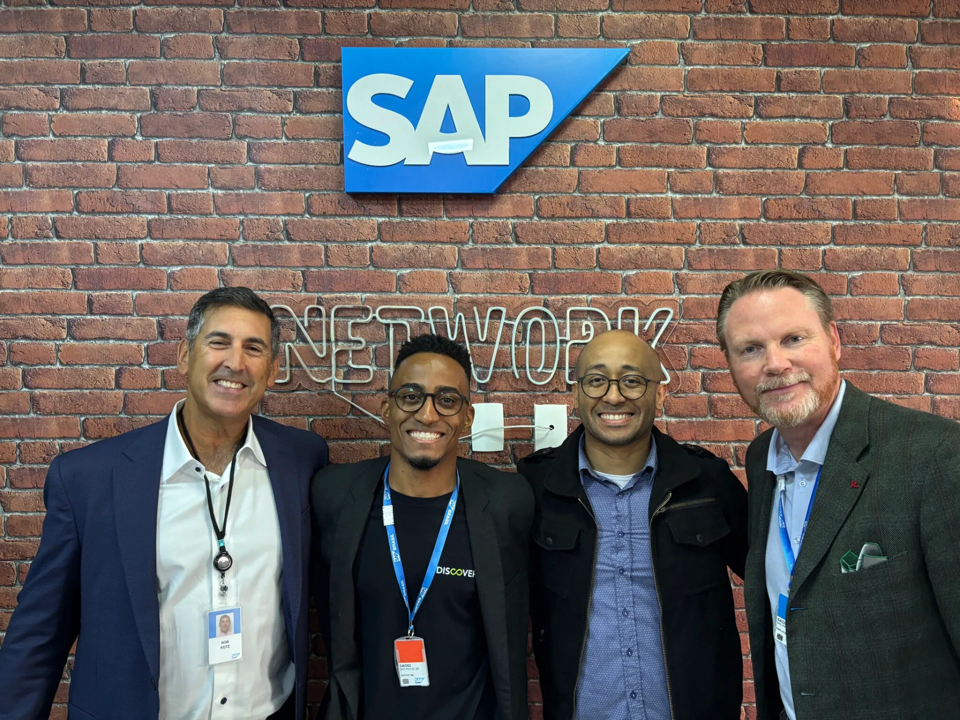 Gabriel Virissimo com o time SAP na área Network