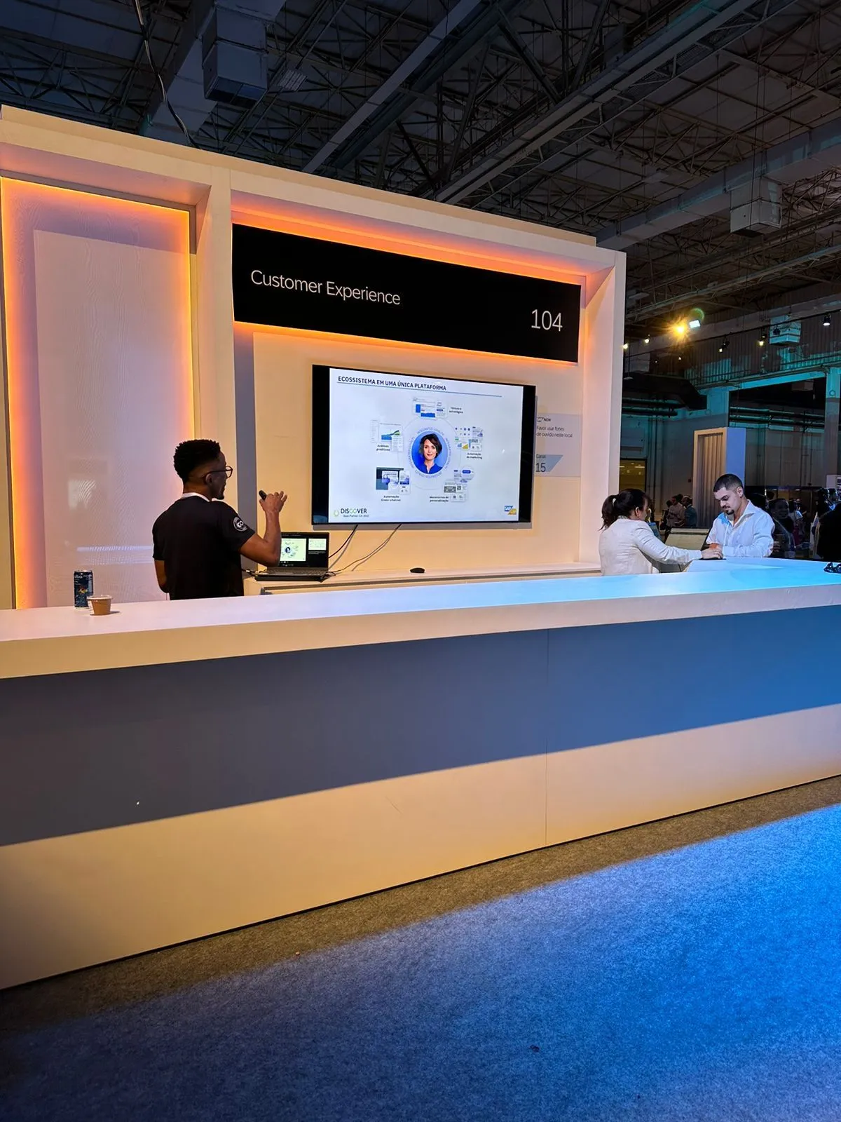Gabriel Virissimo conduzindo uma demonstração no estande Customer Experience do SAP Now