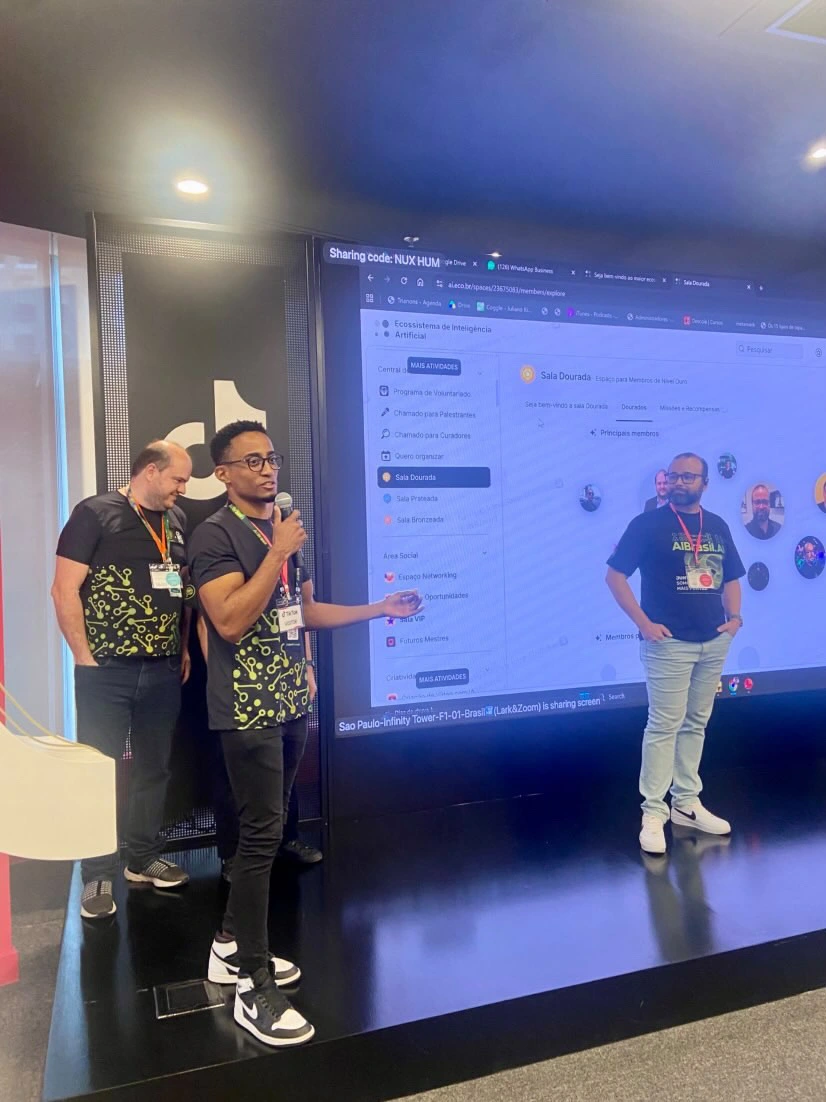 Gabriel Virissimo apresentando o ecossistema de IA no palco do TikTok Brasil