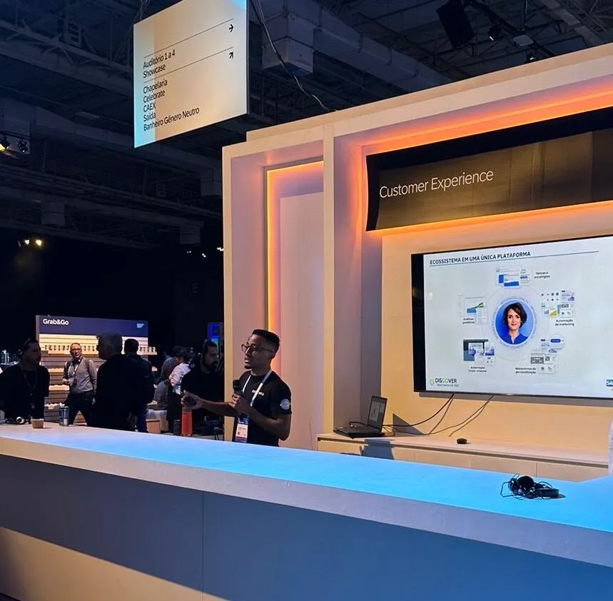 Gabriel Virissimo apresentando no estande Customer Experience do SAP Now