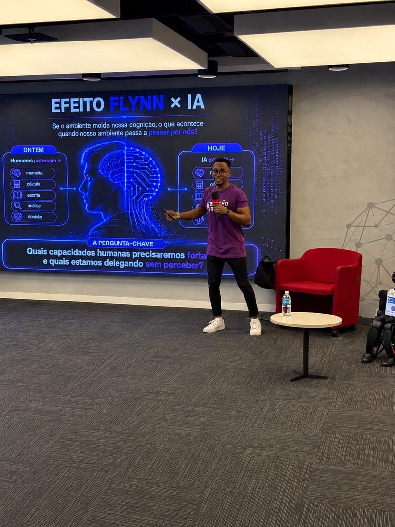 Gabriel Virissimo palestrando sobre o Efeito Flynn e Inteligência Artificial